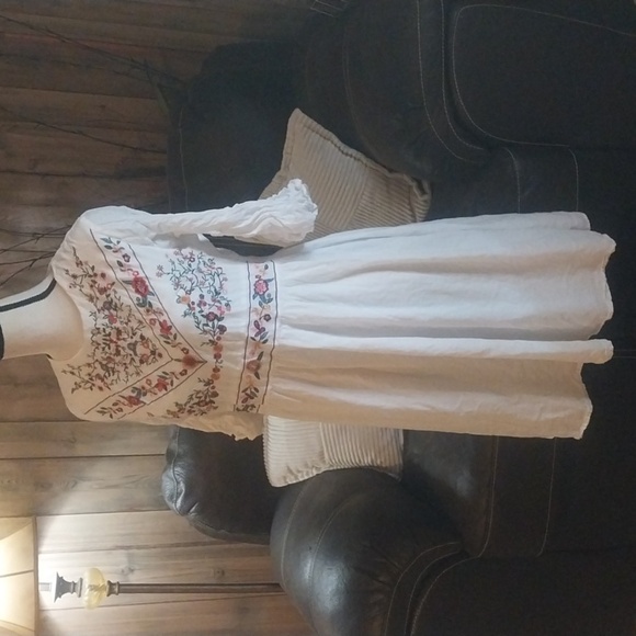White Midi Dress with Floral Embroidery Size M - Picture 3 of 9